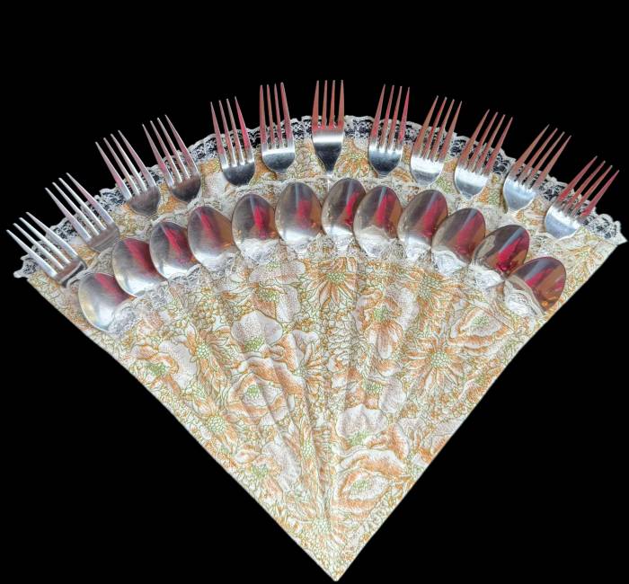 Floral Lace Cutlery Fan Organizer