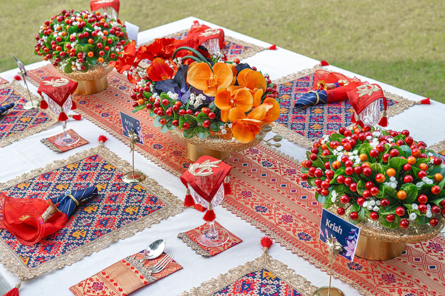 Entertaining at Home: Table Styling Ideas for Small and Large Gatherings