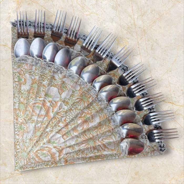 Floral Lace Cutlery Fan Organizer