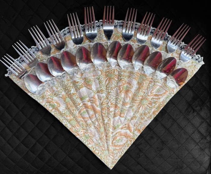 Floral Lace Cutlery Fan Organizer