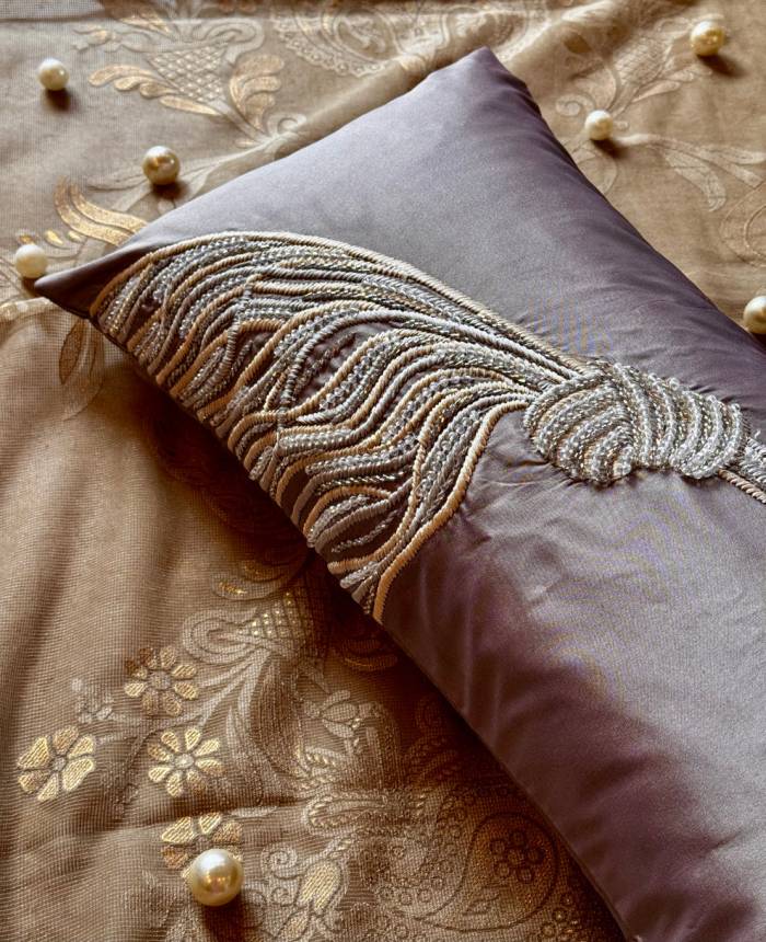 Knot Lumber Cushion