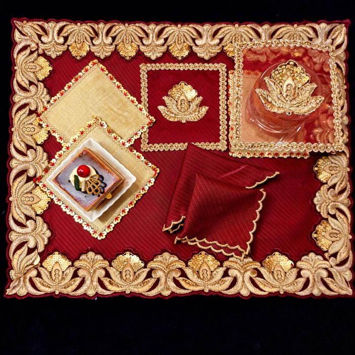 The Royal Vermilion Hosting Set