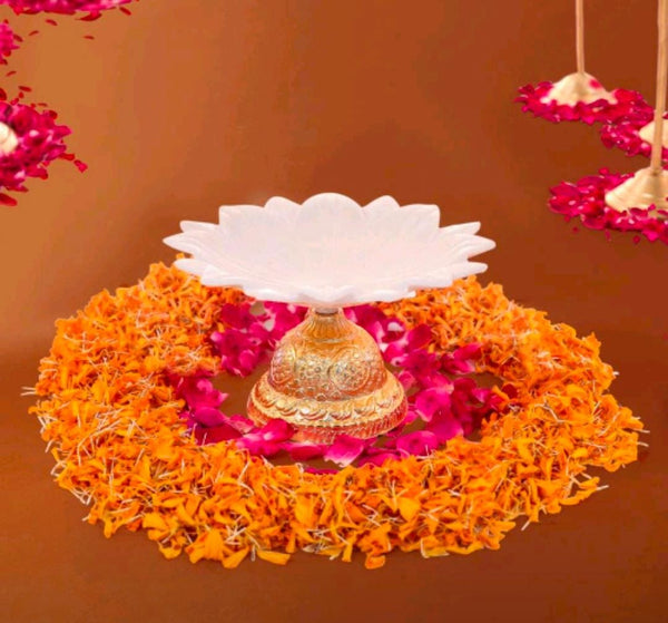 White Lotus Gold Urli
